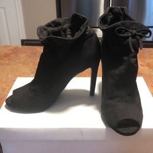 EUC Carlos Santana suede booties